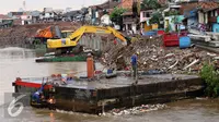 Normalisasi Kali Ciliwung di Bukit Duri terus dikebut, Jakarta (1/11). Pemasangan tiang pancang untuk sheet pile di kali tersebut ditargetkan hingga 2000 meter dan selesai akhir Desember 2016. (Liputan6.com/Gempur M Surya)