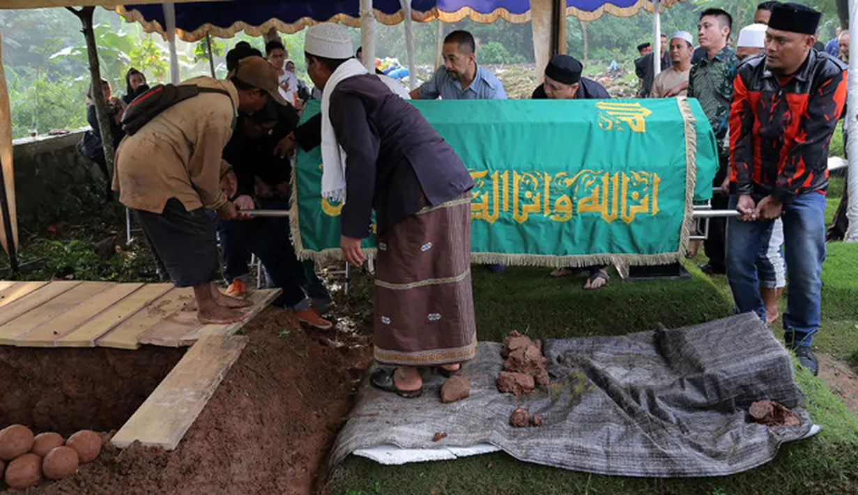 Kakak tertua Ashanty itu meninggal dunia dalam usia 52 tahun. Almarhum disemayamkan di kediaman Anang Hermansyah dan Ashanty di kawasan Cinere Depok. (Deki Prayoga/Bintang.com)