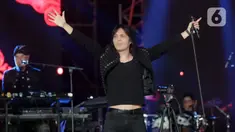 Once tampil bersama grup band Dewa 19 pada konser bertajuk Pesta Rakyat 30 Years of Careers Dewa 19 di Jakarta International Stadium, Jakarta, Sabtu (4/2/2023). Once berhasil membuat riuah penonton dengan membawakan sejumlah lagu seperti “Roman Picisan”,  “Kosong”, dan “Cemburu”. (Fimela.com/Bambang E. Purnama)