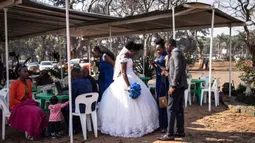 Kini di Zimbabwe, sejoli yang terburu-buru ingin menikah dan pasangan seumur hidup yang ingin meresmikan pernikahan dengan biaya murah tidak perlu khawatir. (JOHN WESSELS/AFP)