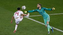 Penjaga gawang Spanyol David De Gea melakukan penyelamatan di depan pemain Maroko, Mbark Boussoufa saat pertandingan Piala Dunia 2018 di Stadion Kaliningrad, Rusia (25/6). (AP/Michael Sohn)
