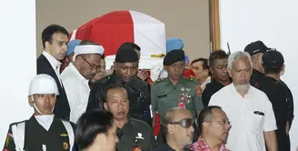 Jenazah BJ Habibie keluar dari RSPAD. (Bambang E Ros/Fimela.com)