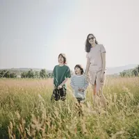 Sahabat Fimela, lagi cari ide outfit liburan anak yang kece tapi tetap nyaman? Yuk, intip gaya Bjorka, Yaya, dan Xavier bareng UNIQLO KIDS yang bisa kamu tiru untuk liburan seru bareng si kecil! (Foto dok: UNIQLO).