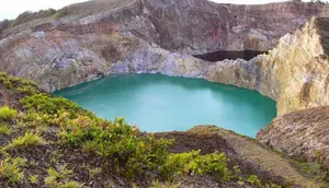 Gunung Kelimutu adalah gunung berapi yang terletak di Pulau Flores, Provinsi NTT, Indonesia. Lokasi gunung ini tepatnya di Desa Pemo, Kecamatan Kelimutu, Kabupaten Ende. Gunung ini memiliki tiga buah danau kawah di puncaknya.