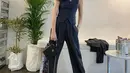 Jennie BLACKPINK tampil dengan menggunakan suit vest dan wide leg pants warna selaras. Gaya smart casualnya pun diperlengkap dengan sneakers. (Instagram/jennierubyjane).