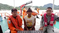 Helwik Bawoka (tengah), seorang nelayan asal Desa Sonsilo, Kecamatan Likupang Barat, Kabupaten Minahasa Utara berhasil dievakuasi setelah hanyut sampai di perairan Pulau Biaro, Kabupaten Sitaro.