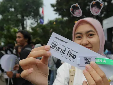 Salah satu penggemar Park Hyung Sik menunjukkan tiket masuk acara Fan Meeting di Tennis Indoor Kompleks Gelora Bung Karno, Jakarta, Sabtu (27/1/2024). (Liputan6.com/Herman Zakharia)