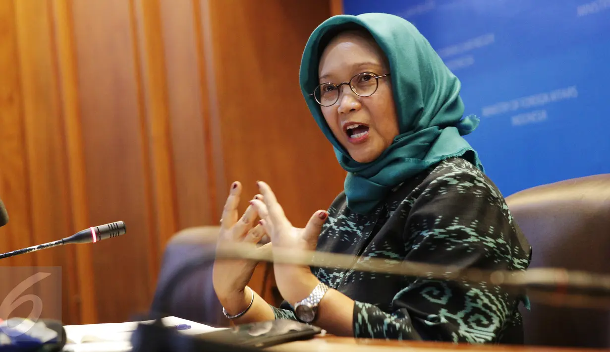 Menlu Retno Marsudi saat memberikan keterangan kepada media di Kemenlu, Jakarta, Jumat (3/2). Retno menjelaskan hasil pertemuan antara Raja Salman bin Abdulaziz Al-Saud dengan tokoh-tokoh lintas agama. (Liputan6.com/Angga Yuniar)