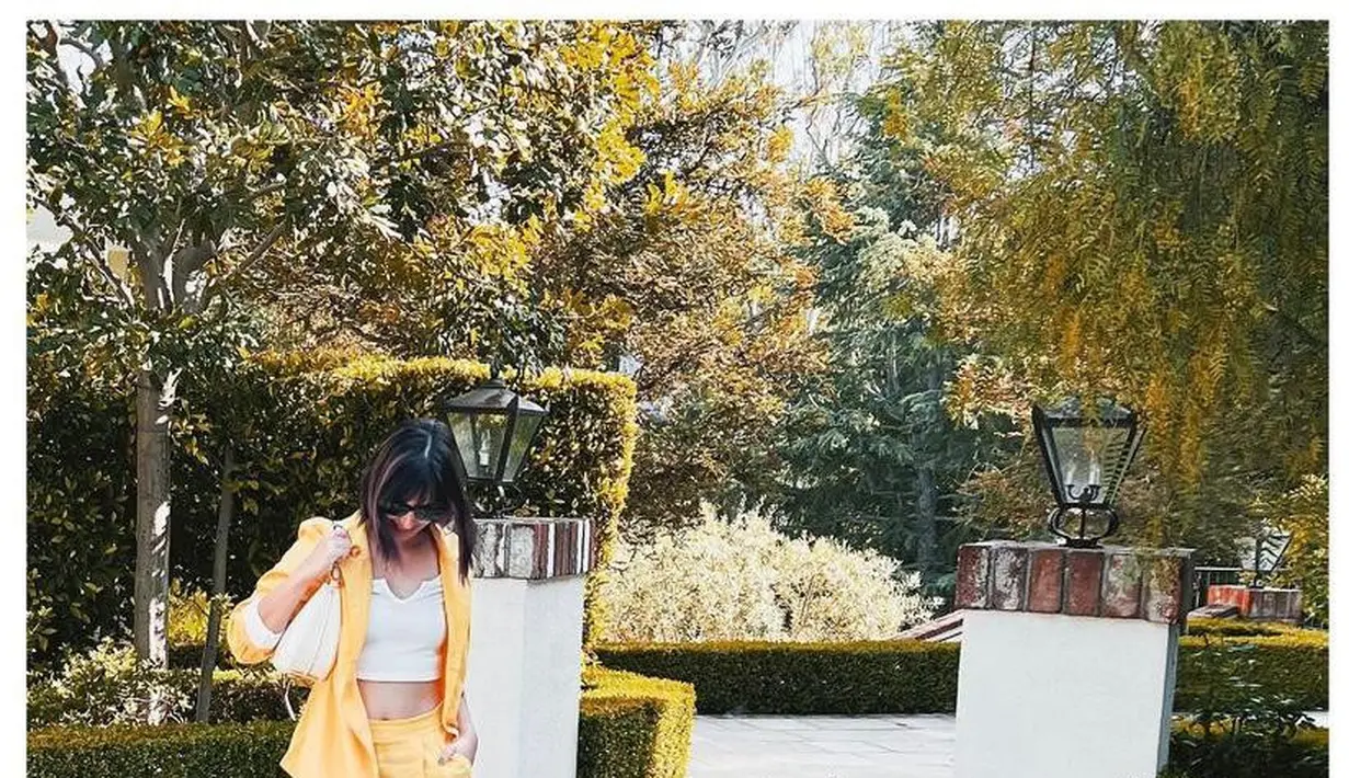 Perempuan 32 tahun ini kali ini tampil fashionable dengan outfit nuansa kuning cerah. Gaya Nia ini tak terlihat seperti ibu dari tiga orang anak. (Instagram/ramadhaniabakrie).