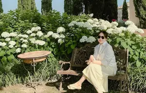 Model Sandal Jepit Nagita Slavina saat Liburan di Italia