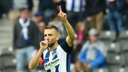 Pemain  Herta Berlin, Vedad Ibisevic mencatatkan namanya pada jajaran top skor Bundesliga 2016-2017 dengan enam gol hingga pekan ke-8. (EPA/Maurizio Gambarini)