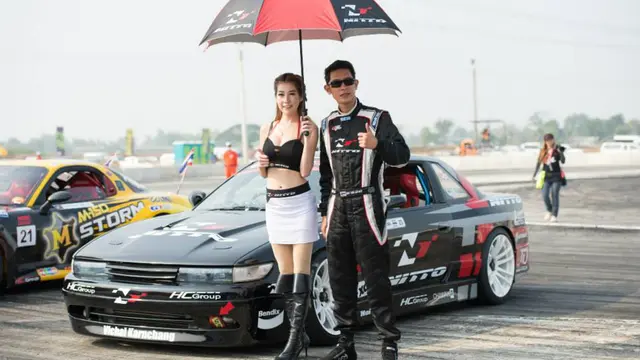 Penampakan Bidadari Seksi yang Bikin Panas Gelaran Drift