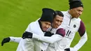 Pemain Paris Saint-Germain (PSG), Neymar, Angel Di Maria dan Kylian Mbappe, tampak bercanda saat sesi latihan jelang laga perempat Liga Champions di Munich, Jerman, Rabu (7/4/2021). PSG akan berhadapan dengan Bayern Munchen. (AFP/Christof Stache)