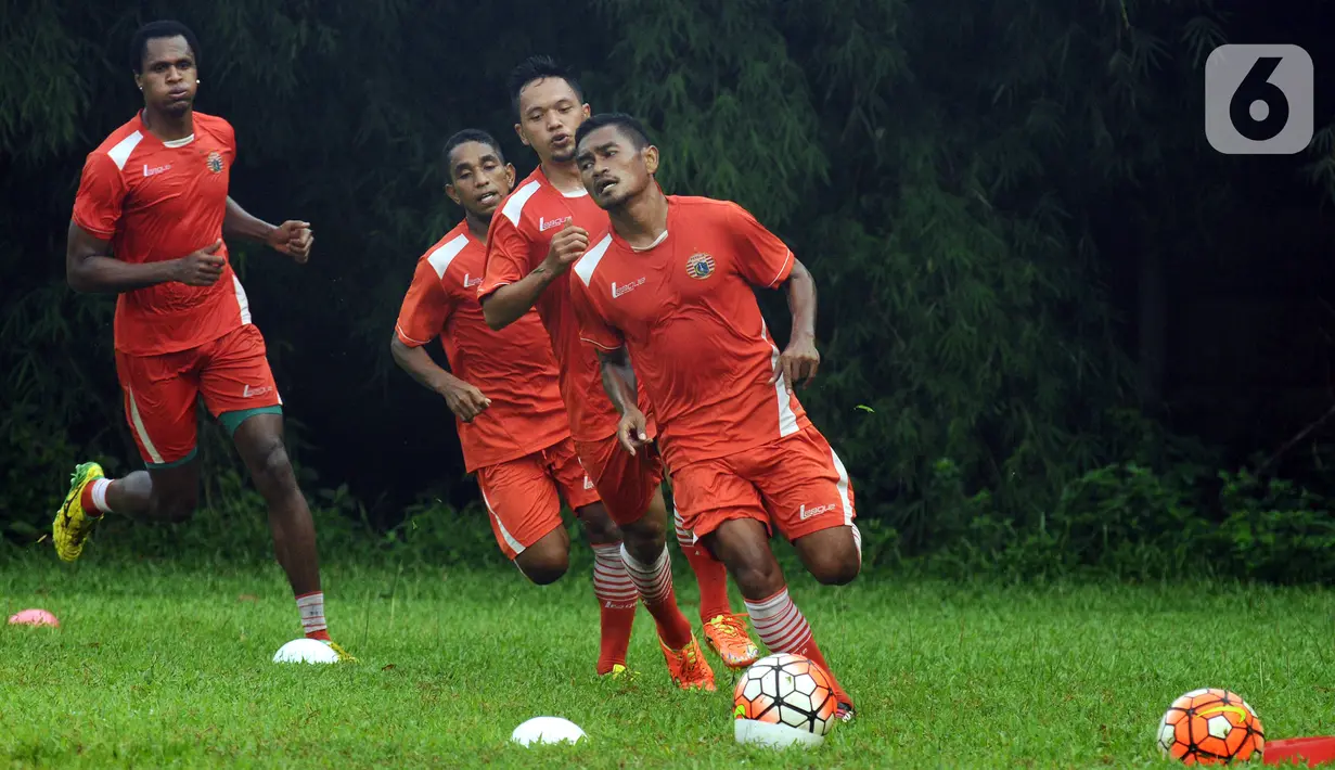 Pemain Persija, Ramdani Lestaluhu (depan) berlari saat latihan di NYTC Sawangan, Depok (24/2/2016). Ramdani Lestaluhu tak akan bersama-sama lagi dengan Persija hingga gelaran BRI Liga 1 2021/2022 tuntas. (Liputan6.com/Helmi Fithriansyah)