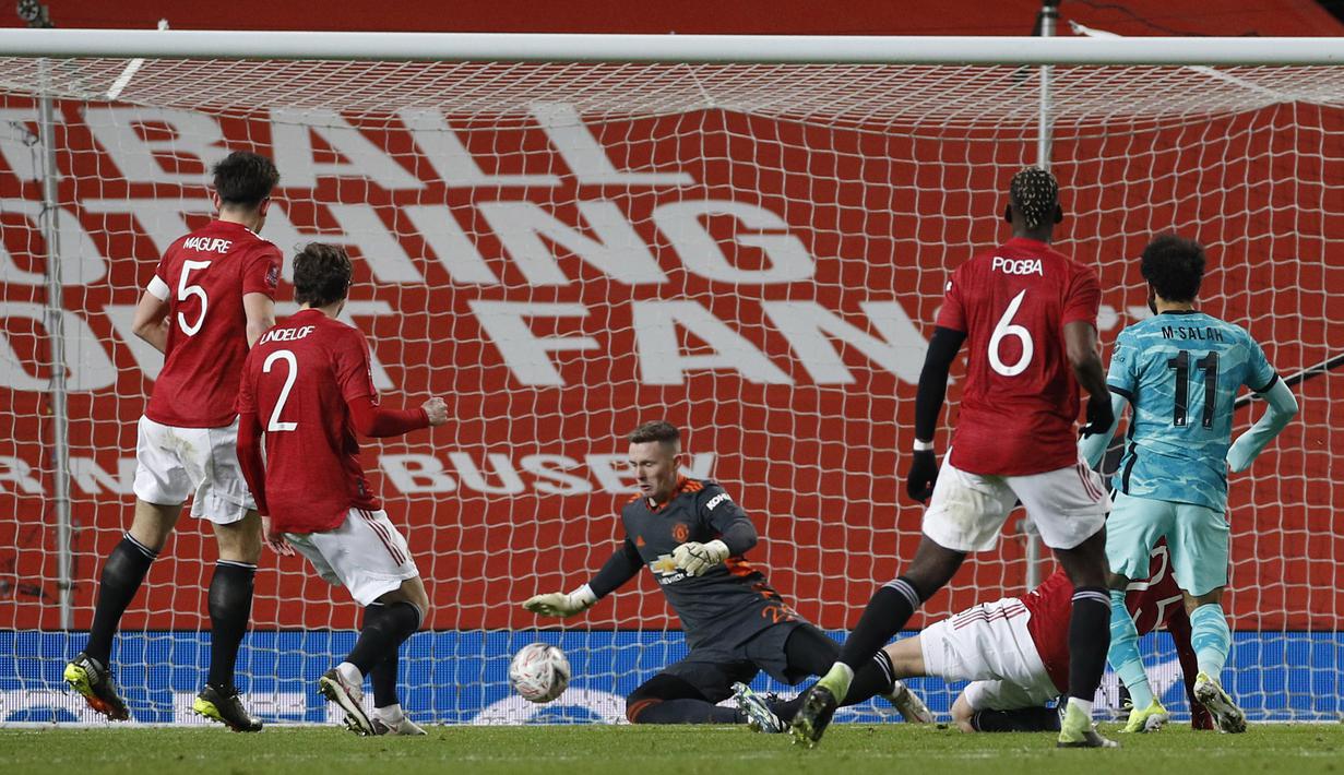 Penjaga gawang Manchester United, Dean Henderson (tengah) gagal menghalau tendangan  Mohamed Salah pada laga babak keempat FA Cup 2020-21 di Old Trafford, Senin (25/01/2021). (Foto: AP/Pool/Phil Noble)