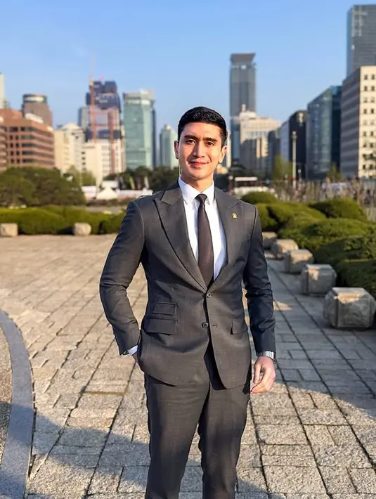 <p>Kunjungan kerja ke Korea Selatan, Verrel Bramasta tampil bak Oppa di drama Korea. Ia tampil mengenakan setelan jas hitam dipadukan inner kemeja putih dan dasi hitamnya. [@bramastavrl]</p>