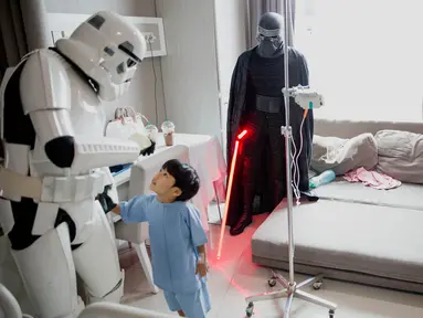 Karakter film Star Wars berjalan di lorong saat menghibur pasien di Siloam Hospitals TB Simatupang, Jakarta Selatan, Sabtu (6/4). Kehadiran karakter Star Wars ini untuk menghibur para pasien, khususnya anak-anak di rumah sakit tersebut. (Liputan6.com/Faizal Fanani)