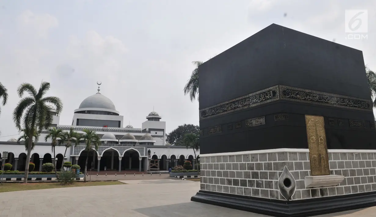 Petugas merenovasi masjid Al-Mabrur Asrama Haji Pondok Gede, Jakarta, Kamis (4/7/2019). Panitia Penyelenggara Ibadah Haji (PPIH) embarkasi Jakarta - Pondok Gede siap menyambut jemaah haji kloter pertama DKI Jakarta yang dijadwalkan tiba pada Sabtu (6/7).