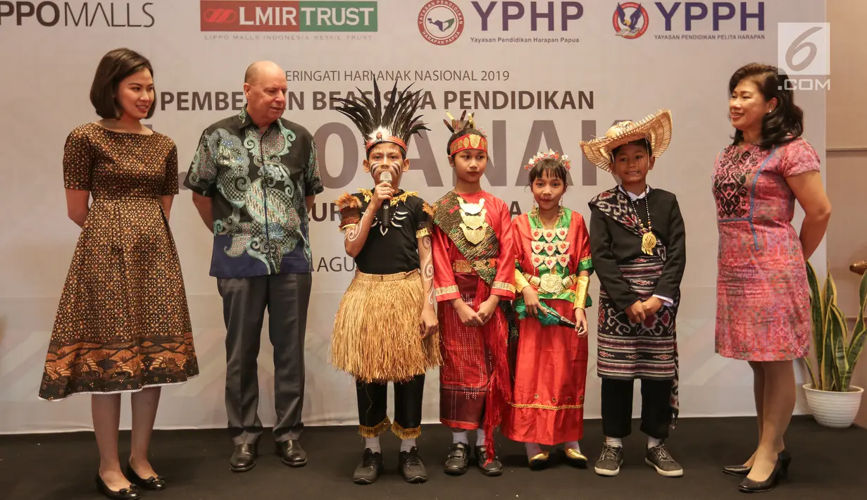 Seorang anak penerima beasiswa pendidikan berbagi cerita pada acara pemberian beasiswa pendidikan 1000 Anak Indonesia di Jakarta, Selasa (6/8/2019). Lippo Malls Indonesia melalui kedua yayasan memberikan beasiswa pendidikan senilai total 4 milyar rupiah. (Liputan6.com/Fery Pradolo)