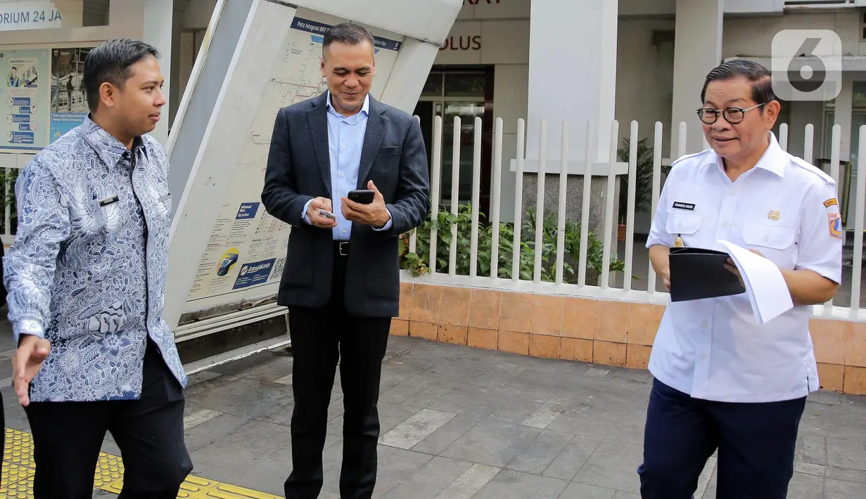 Kebijakan ini juga bertujuan mengajak masyarakat turut serta menggunakan angkutan umum massal dalam beraktivitas. (Liputan6.com/Herman Zakharia)