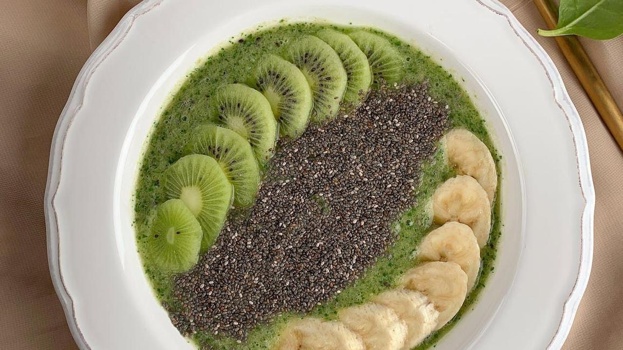 Meskipun ukurannya kecil, kandungan nutrisi yang luar biasa dalam chia seed membuatnya menjadi salah satu makanan super yang sangat populer.