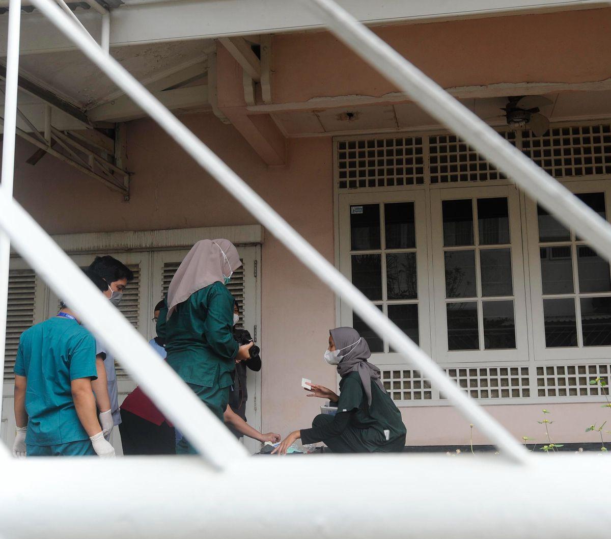 Hendrik pertama kali mencium aroma busuk menyengat sekitar tiga pekan lalu. Saat itu dia sedang mengantar paket ke rumah sebelah. "Kecium 3 minggu lalu pas Agustus. Kadang nyanter baunya. Enggak tahu asal baunya dari rumah ini,&rdquo; beber Hendrik.
