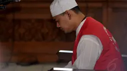 Selama persidangan, suami Puput Melati tersebut terus menunduk sembari berzikir, Jakarta, Rabu (27/8/14). (Liputan6.com/Johan Tallo)