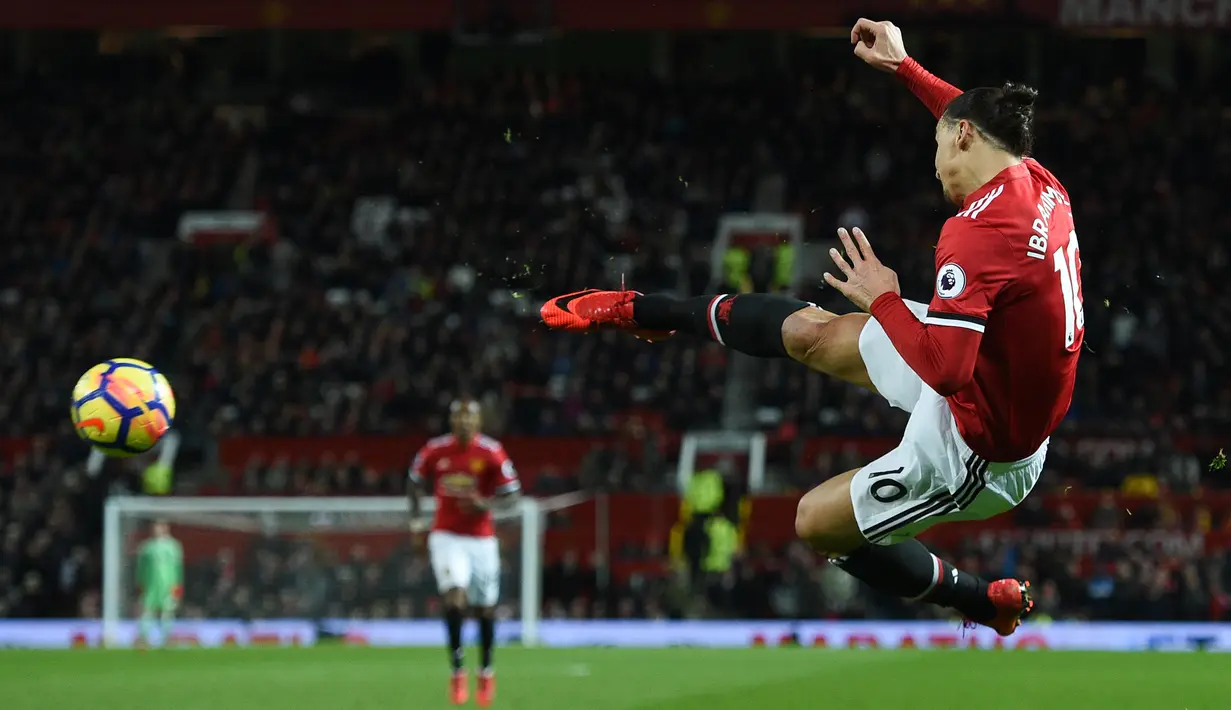 Striker Manchester United, Zlatan Ibrahimovic berusaha melakukan tendangan selama pada laga lanjutan Premier League pekan ke-12 kontra Newcastle United di Old Trafford, Minggu (19/11). MU menang telak 4-1 atas Newcastle. (Oli SCARFF / AFP)