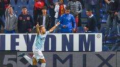 Selebrasi pemain Lazio, Ciro Immobile setelah mencetak gol kemenangan ke gawang Genoa pada lanjutan Serie A Italia di Luigi Ferraris Stadium, Genoa, (17/9/2017).  Lazio menang 3-2. (Simone Arveda/ANSA via AP)