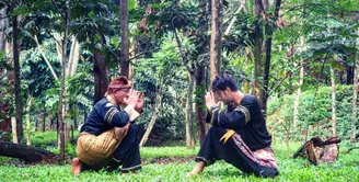 Indonesia memiliki banyak warisan budaya dari leluhur. Di jaman sekarang, banyak generasi muda yang mulai melupakan warisan budaya. Salah satu artis  yang masih peduli melestarikan budaya leluhur adalah pesinetron Ammar Zoni. (Instagram/ammarzoni)