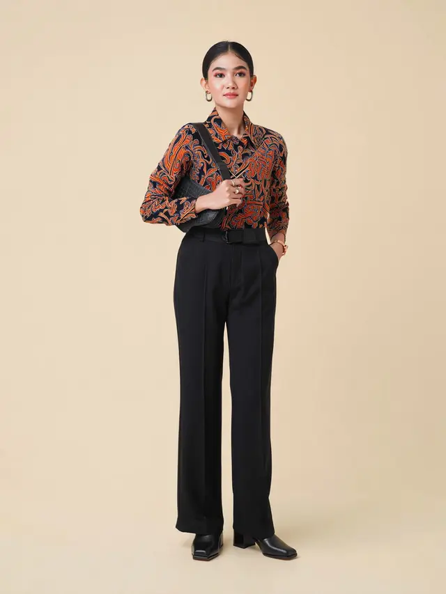 Model Celana yang Cocok Dipadukan dengan Baju Batik (Foto: Reve Art AI)