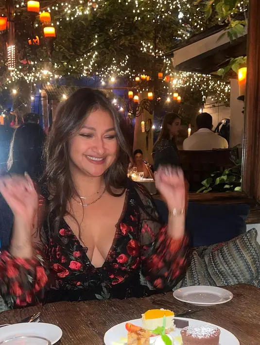 Pemeran Rayuan Arwah Penasaran yang kini tinggal di Amerika itu pun merayakan ulang tahunnya dengan sebuah dinner sederhana di restoran. [Instagram/@raazharita]
