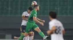 Duel pemain Bhayangkara FC, Ilija Spasojevic (kanan) dengan pemain Persela Lamongan pada lanjutan Liga 1 2017 di Stadion Patriot, Bekasi, (27/10/2017). Bhayangkara menang 3-1. (Bola.com/Nicklas Hanoatubun)
