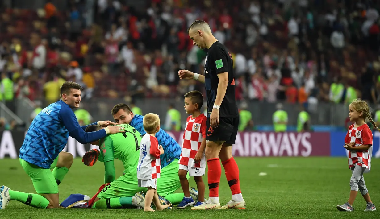 Pemain Kroasia, Ivan Perisic (kanan) bersama dua anaknya, Leonardo dan Manuela menghampiri kiper Danijel Subasic (dua kiri) usai Kroasia menekuk Inggris di semifinal Piala Dunia 2018 di Stadion Luzhniki, Moskow, Rabu, Rabu (11/7). (AFP PHOTO/YURI CORTEZ)