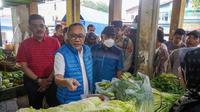 Menteri Perdagangan Zulkifli Hasan meninjau Pasar Jagasatru di Cirebon, Jawa Barat, Minggu (17/7/2022).
