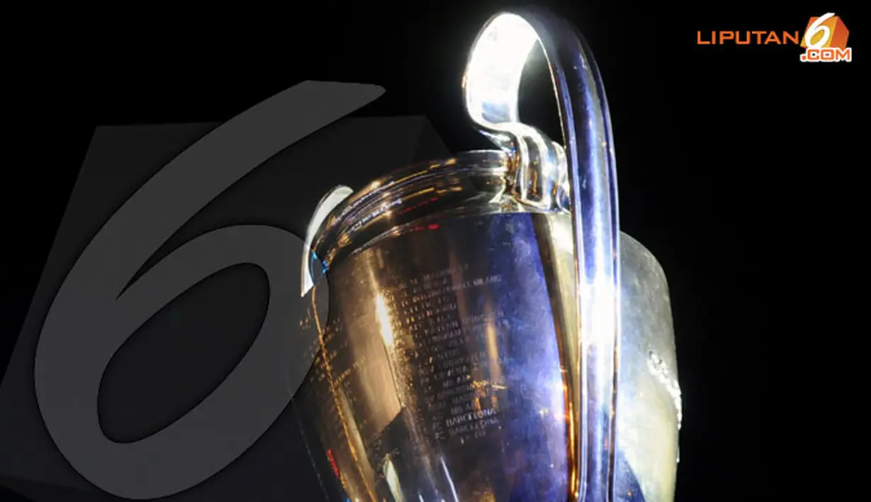 Nama-nama klub pemenang Liga Champions yang terukir di belakang trofi. (Liputan6.com/Helmi F)