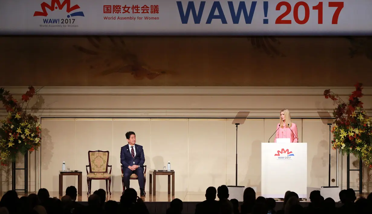 Putri sekaligus asisten Presiden AS Donald Trump, Ivanka Trump memberikan pidato dalam acara Majelis Wanita Sedunia (WAW!) di Tokyo, Jepang (3/11). Dalam acara itu Ivanka juga didampingi PM Jepang, Shinzo Abe. (AFP Photo/Pool/Eugene Hoshiko)