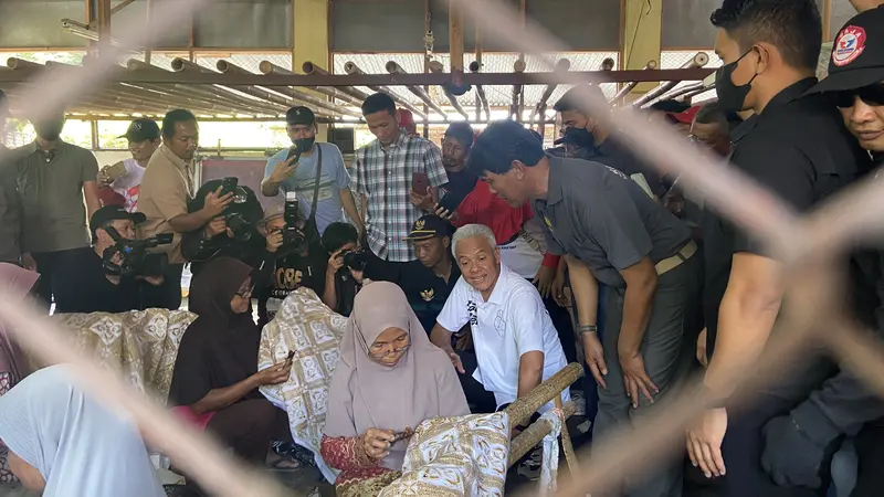 Calon presiden nomor urut 3, Ganjar Pranowo menyambangi sentra pengrajin batik tradisional di Sukoharjo, Jawa Tengah.