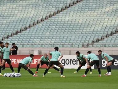 Para pemain Portugal melakukan pemanasan dalam sesi latihan di Baku (6/9/2021). Portugal akan menghadapi Azerbaijan dalam lanjutan Kualifikasi Piala Dunia 2022 zona Eropa Grup A  di Baku Olimpiya Stadionu, Baku, Azerbaijan. (AFP/Toflik Babayev)