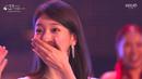 Suzy tak bisa berkata-kata saat namanya diumumkan sebagai aktris terbaik. Aktor dan aktris yang duduk di dekatnya pun memberi selamat. (Foto: KBS2 via Twitter)