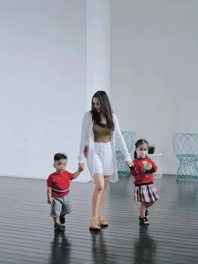 6 Potret Momo Geisha Momong Dua Anak, Gayanya Bak ABG