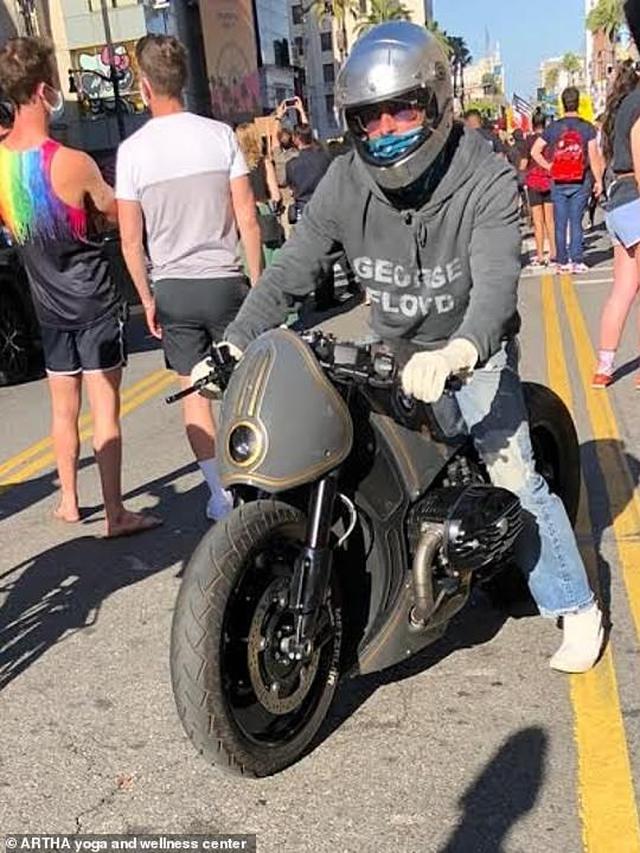 Mengendarai Motor BMW, Brad Pitt Ikut Aksi Bela George Floyd (internewscast)