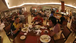 Para pemain Sriwijaya FC saat menikmati makan malam di Hotel Bidakara, Jakarta, Sabtu (17/10/2015). (Bola.com/Riskha Prasetya))
