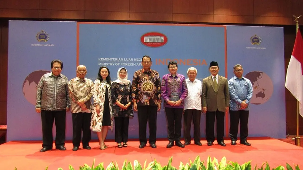 Acara Peluncuran Buku "Diplomasi Untuk Palestina - Catatan Pelapor Khusus Perserikatan Bangsa-Bangsa" oleh Prof. Dr. Makarim Wibisono (liputan6.com/Teddy Tri Setio Berty)