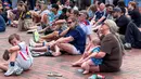 Pengunjung keluarga juga membawa anak-anak untuk menyaksikan laga Inggris kontra Kroasia di FIFA Fan Festival Boston, AS, Rabu (17/6/2026). (KLY Sports/Hery Kurniawan/Adv/Powerade)