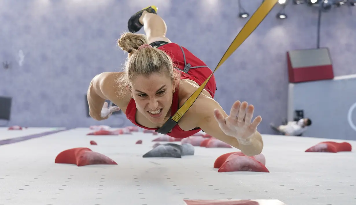 Atlet panjat tebing Swiss Petra Klingler saat kualifikasi kecepatan kompetisi panjat tebing putri Olimpiade Tokyo 2020 di Tokyo, Jepang, Rabu (4/8/2021). (AP Photo/Tsuyoshi Ueda/Pool Photo via AP)