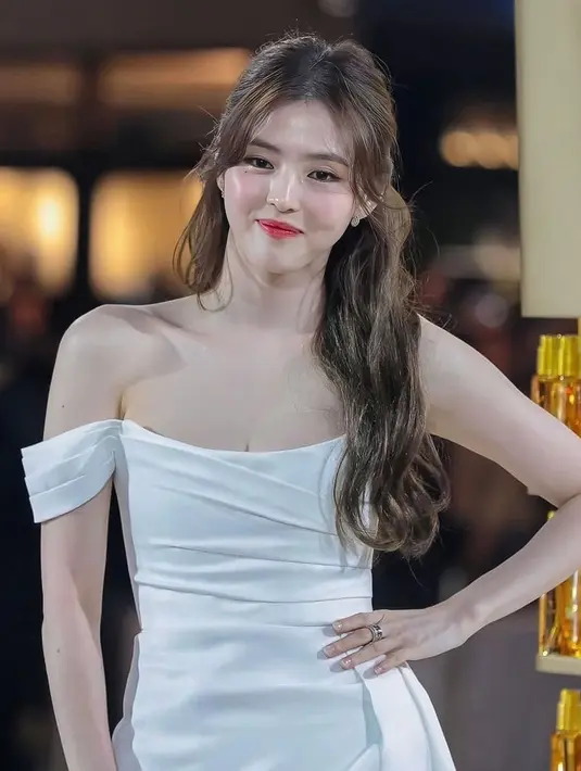 Saat itu, Han So Hee dirias dengan menggunakan produk makeup dari Dior. Wajahnya diaplikasikan dengan Dior Forever Cushion, Diorshow 5 Couleurs - Plan de Paris Collection Limited Edition. [@kangyewon/@hastation/@hansohee4ever).