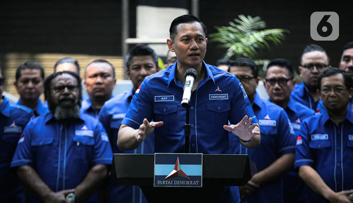 Ketua Umum Partai Demokrat Agus Harimurti Yudhoyono (AHY) menyoroti sejumlah isu politik terbaru dalam jumpa pers awal tahun di DPP Partai Demokrat, Jakarta, Kamis (12/1/2023). AHY berharap tahapan pemilu bisa berjalan dengan lancar hingga 2024. Dia juga meminta agar KPU dan Bawaslu bisa menjalankan amanah sebagai penyelenggara pemilu dengan independen dan netral. (Liputan6.com/Faizal Fanani)