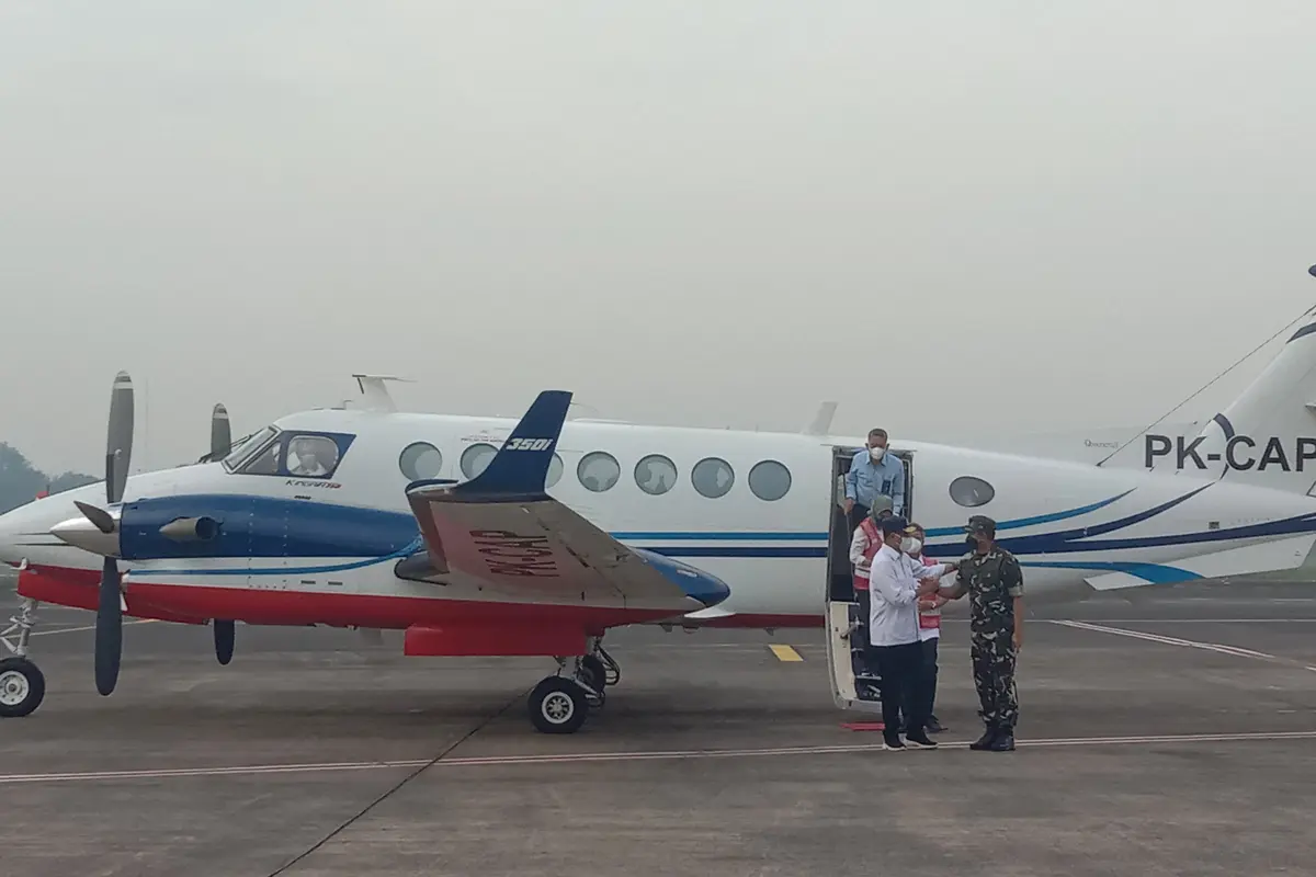 Menteri Perhubungan (Menhub) Budi Karya Sumadi melakukan uji coba runway di Bandara Halim Perdanakusuma, Jakarta, Selasa (12/7/2022).