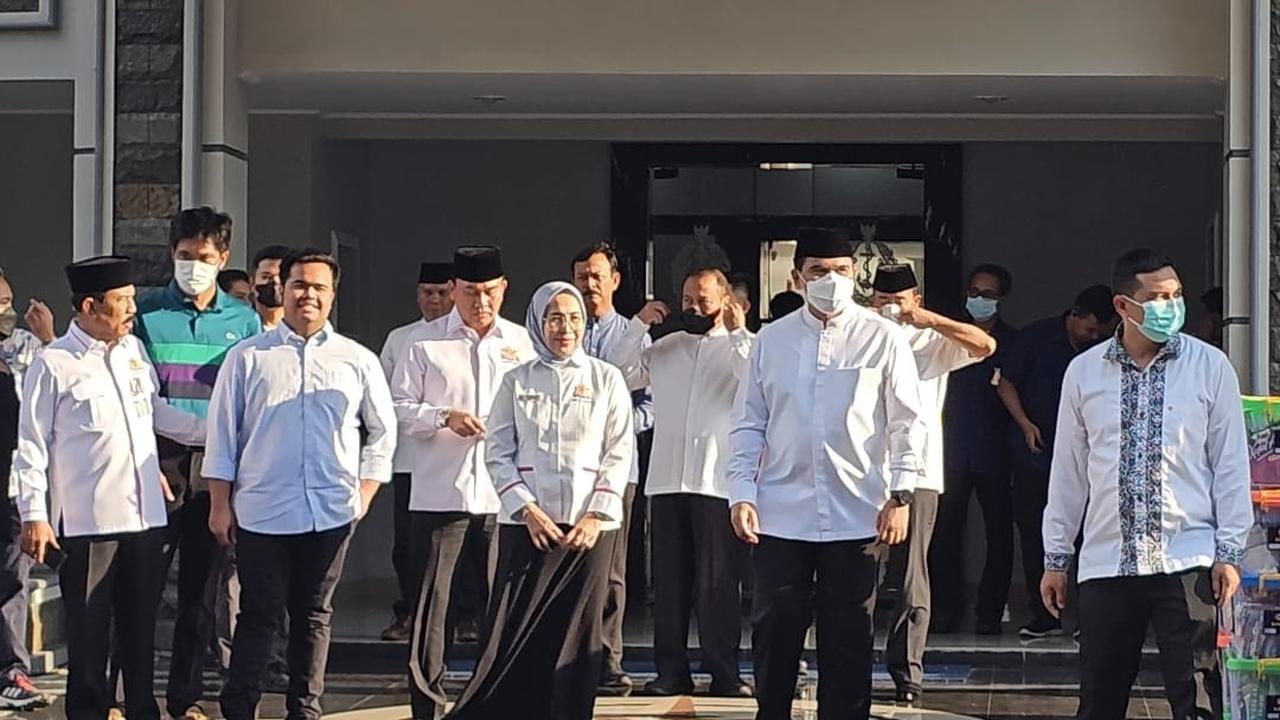 Kepala Staf Angkatan Laut (KASAL) Laksamana Muhammad Ali membagikan sebanyak 2.200 paket Lebaran kepada warga di 7 Rukun Warga (RW) padat penduduk di Kelurahan Menteng Menteng Jakarta Pusat, Sabtu (8/4) (Istimewa)